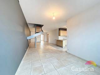 Casalina Vastgoed biedt te koop aan een duplex van 136 m² (volgens PEB) met een zuidwest gerichte terras, gelegen in een klein gebouw van...