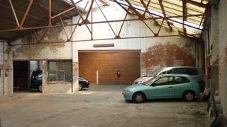 Overdekt magazijn met twee toegangen. Inrit voor auto’s (2.15 breed) vanaf de te Couwelaarlei 22 (rolpoort t.h.v. de straat en elektrische...