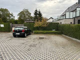 Deze privé parkeerplaats bevindt zich achter een appartementsgebouw en is vrij toegankelijk,.