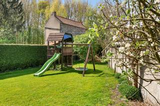 Perfect gelegen tussen stad en platteland, op enkele minuten van Doornik en alle voorzieningen, bestaat deze mooie woning, gebouwd op een perceel...