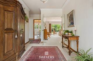Voor meer info en foto’s, surf naar www.swevers.be – Deze instapklare open bebouwing in Beverlo biedt 220 m² wooncomfort op een mooi perceel van 1.165 m². De woning werd gebouwd in 1975, is degelijk onderhouden en combineert ruime leefruimtes met een praktische, gelijkvloerse indeling. Mits enkele energetische verbeteringen, zoals spouwmuurisolatie, kan zorgen voor een gunstig EPC-resultaat zonder verder verplichtingen. De lichtrijke woonkamer van 44,52 m² vormt het hart van de woning en biedt plaats voor een gezellige zithoek en ruime eetplaats. Aansluitend ligt de keuken van 11,28 m², centraal en functioneel ingedeeld. Verder zijn er drie slaapkamers van 14,97 m², 13,26 m² en 9,50 m², ideaal voor een gezin, bureau of hobbyruimte. Ook de badkamer, het apart toilet en de kleine kelder zorgen voor extra gebruiksgemak. Een grote troef is de indrukwekkende zolder van 161,50 m², perfect als opslagruimte of met mogelijkheden naar de toekomst. Daarnaast beschikt de woning over een ruime garage van 33,63 m² met plaats voor wagen, fietsen en extra berging. Buiten geniet u van een royale oostgerichte tuin met veel rust, privacy en potentieel voor terrassen, speelruimte of groenaanleg. De ligging is eveneens sterk: winkels, horeca, openbaar vervoer en scholen bevinden zich vlakbij, terwijl de autosnelweg vlot bereikbaar is. Een ruime gezinswoning met comfort, mogelijkheden en een aangename ligging. Voor meer informatie, bel 011 255 155. Bron bewoonbare oppervlakte: EPC – verslag. Dit pand is onderworpen aan de renovatieverplichting van de Vlaamse overheid voor residentiële gebouwen (behoudens bij sloop binnen 5 jaar na de aankoop). Consulteer voor meer informatie de website van het Vlaams Energie- en Klimaatagentschap via https://www.vlaanderen.be/een-huis-of-appartement-kopen/renovatieverplichting-voor-residentiele-gebouwen.