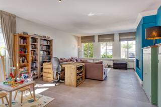 Deze ruime en verzorgde woning met 3 volwaardige slaapkamers en zwembad is centraal gelegen in Beerse, in een aangename en mooie buurt op wandelafstand van het centrum. Dankzij de centrale ligging is er bovendien een vlotte verbinding naar de omliggende gemeenten.<br /><br />Via de ruime inkomhal met vestiaire en gastentoilet komen we terecht in de lichtrijke woonkamer. Deze aangename leefruimte is opgedeeld in een gezellige zithoek met gashaard en een ruime eethoek. Aansluitend bevindt zich de goed uitgeruste keuken, voorzien van een microgolfoven, oven, vaatwasser, elektrische kookplaat, koelkast, dampkap en voldoende kastruimte.<br /><br />Naast de keuken bevindt zich een ruime veranda, die een geheel vormt met de leefruimte. Dankzij de grote raampartijen geniet je hier volop van het zicht op de tuin. De veranda beschikt bovendien over een pelletkachel, wat deze ruimte ook tijdens de koudere maanden aangenaam maakt.<br /><br />Verder is er op het gelijkvloers een garage aanwezig die momenteel ingericht is als ruime was- en bergruimte. Daarnaast beschikt de woning nog over een praktische koele berging.<br /><br />Op de eerste verdieping geeft de nachthal toegang tot 3 volwaardige slaapkamers en de badkamer. Deze is volledig betegeld en uitgerust met een inloopdouche, ligbad, toilet en wastafel met meubel. Verder is er op deze verdieping nog een extra berging aanwezig, waarin de vaste trap naar de zolder is voorzien.<br /><br />De ruime zolderverdieping biedt heel wat mogelijkheden. Momenteel is deze ingebruik als extra bergruimte, maar mits de nodige afwerking kan deze ruimte perfect worden ingericht als vierde slaapkamer, hobbyruimte of polyvalente ruimte.<br /><br />De volledig omheinde tuin vormt een absolute troef van deze woning. Hier vinden we een zwembad, tuinhuis en verschillende mooie terrassen. De combinatie van de verschillende terrassen, het zwembad en de privacy zorgt voor een aangename buiten omgeving.