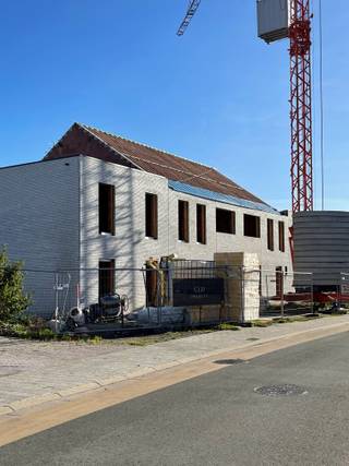 e koop: moderne gesloten woning in het centrum van Deerlijk, op korte afstand van openbaar vervoer en invalswegen. Aankoop aan 6% BTW is mogelijk...