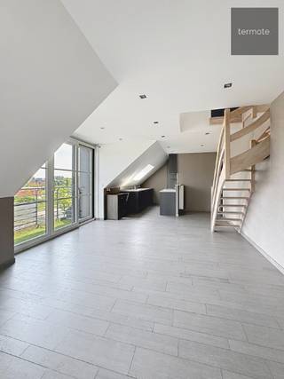 In het volle centrum van Zulte, treffen we deze recente, ruime penthouse op de 2e en 3e verdieping.Het appartement omvat op de 2e verdieping :...