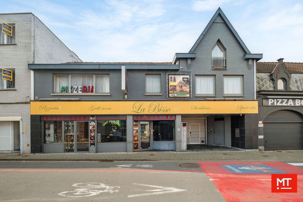 Veelzijdig gebouw bestaande uit handelsruimte, woning en appartement in het centrum van Wervik - foto 2