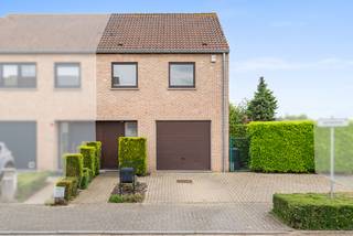<p><u><strong>Te koop:</strong></u> halfopen huis in Sint-Stevens-Woluwe, gelegen in een rustige woonwijk met prachtig zicht op de velden.<br /><br />Deze woning uit 1996 biedt een comfortabele indeling en een groene omgeving, ideaal voor wie rust zoekt maar toch dicht bij belangrijke voorzieningen wil wonen. Op slechts enkele minuten van het NATO HQ, combineert deze locatie landelijke charme met uitstekende bereikbaarheid. Het zuidoostgerichte terras en de tuin van 110 m² laten u volop genieten van de buitenruimte. De EPC-score B maakt dit huis bovendien energiezuinig.<br /><br /><u><strong>Belangrijkste ruimtes:</strong></u><br />• Ruime woonkamer (35 m²) met veel lichtinval<br />• Keuken (5,6 m²) met bar-tablet en ingebouwde toestellen<br />• Drie slaapkamers (14 m², 12 m², 9 m²)<br />• Badkamer (5,9 m²) met ligbad, dubbele spoelbak en toilet<br />• Zolder (25 m²) met vaste trap, ingemaakte kasten en verwarmingsketel<br />• Garage (18,5 m²) met aansluitingen voor wasmachine en droogkast, berging en ingemaakte kasten<br />• Tuin (110 m², zuidoost) met terras (16 m²)<br /><br /><u><strong>Troeven:</strong></u><br />• Prachtig zicht op de velden<br />• Nabij NATO HQ<br />• Rustige residentiële wijk<br /><br />Meer informatie of een bezoek met Lynn Gorin? Contacteer ons via +3223351115<br />JOUW DROOMHUIS. ZO GEVONDEN!</p>