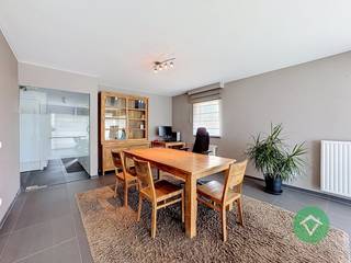 Dit instapklaar appartement is gelegen op de 1ste verdieping en bestaat uit: lift - inkomhal - toilet - living met terras - keuken - berging/wasplaats - nachthal - 2 slaapkamers met terras - badkamer - fietsenstalling. <br /><br />Vrij 1/09/2026. Huurprijs 895 €/mnd (syndickosten inclusief).