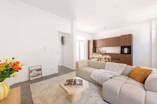 Ben je op zoek naar een prachtig gerenoveerd, instapklaar appartement op een van de meest geliefde locaties van Antwerpen? Dit charmante gelijkvloers appartement ligt in een kleinschalig gebouw op de bruisende Sint-Andriesplaats. Hier woon je midden in de sfeervolle Sint-Andrieswijk, omgeven door gezellige koffiebars, winkels en restaurants, terwijl je binnen geniet van absolute rust.<br /><br />Bij het binnenkomen valt meteen op hoe heerlijk lichtrijk het appartement is. Dankzij de grote raampartijen aan de voorzijde baadt de leefruimte in een zee van natuurlijk daglicht. De uitnodigende zithoek staat in open verbinding met het eetgedeelte en de eigentijdse, open keuken. Deze strakke keuken is recent vernieuwd met kwalitatieve materialen en is volledig uitgerust met alle moderne toestellen. Een grote troef is de directe toegang vanuit de keuken tot een heel leuk, privé terras/stadskoer — de perfecte plek om buiten te ontspannen.<br /><br />Achteraan het appartement vind je een apart toilet, een modern afgewerkte badkamer voorzien van ruime inloopdouche. De royale slaapkamer bevindt zich eveneens aan de rustige achterzijde en biedt alle ruimte voor een groot tweepersoonsbed en kasten, terwijl het grote raam zorgt voor een fijne lichtinval. Het gehele appartement is strak afgewerkt met een onderhoudsvriendelijke tegelvloer en een frisse, tijdloze uitstraling.<br /><br />Zie jij jezelf al wonen op deze droomlocatie in hartje Antwerpen?<br />Maak snel een afspraak voor een bezichtiging via info@goose.be of bel naar 03 369 36 38.