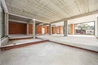 Residentie Wildeman is een exclusief nieuwbouwproject in hartje Arendonk. De centrale, groene ligging in combinatie met de aandacht voor duurzame energie maken dit project uniek. De 41 moderne appartementen worden voorzien van energie dankzij een warmtenet en deels door zonnepanelen. Daarnaast zijn er 5 commerciële ruimten voorzien. Het project wordt voorzien van een ondergrondse parking. De verkoop van residentie Wildeman geschiedt onder de Wet Breyne.<br />
<p>Handelsruimte C heeft en oppervlakte van 204m² met aansluitend terras van 69m². Deze handelsruimte wordt casco opgeleverd en kan nog volledig naar eigen wens ingedeeld en afgewerkt worden. Deze handelsruimte is geschikt voor diensten.</p>