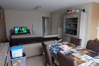 Instapklaar appartement op de 2de verdieping met alle comfort op wandelafstand van het centrum van Merksplas, openbaar vervoer en winkels. Indeling: Inkomhal, toilet met lavabo, berging, badkamer met wastafelmeubel en ligbad/douche, woonruimte, ingerichte keuken met koele berging, 2 slaapkamers die aansluiting geven op het noordgericht terras van +/-18m². Aan de achterkant van het gebouw vindt men de garageboxen. Box nr.12 is van het appartement en biedt plaats voor 1 auto of eventueel als berging te gebruiken. Aan de voorkant van het gebouw vindt men de parking deze is te bereiken via de Steenweg op Turnhout. Het appartement heeft aluminium ramen met dubbel glas.
