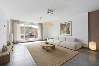 [[ DIT PAND NEEMT DEEL AAN DE ERA OPEN HUIZEN DAG OP 19/9 VAN 14:30 TOT 15:30 ]]
<p><strong>Indeling &amp;amp; ligging</strong><br />Op zoek naar een comfortabel en instapklaar appartement op een uitstekende locatie? Dit verzorgde appartement in de Hoogstraat in Assenede combineert een centrale ligging, energiezuinig wooncomfort en praktische troeven.</p>

<p>Het appartement beschikt over een aangename, open leefruimte. De grote raampartijen zorgen voor een voldoende lichtinval en vanuit de leefruimte heeft u toegang tot beide terrassen. Dankzij de twee buitenruimtes kunt u op elk moment van de dag genieten van het buitenleven.</p>

<p>Verder beschikt de woning over twee ruime slaapkamers, ideaal voor een koppel, klein gezin of als extra kamer voor bureau of hobby. Het appartement is volledig instapklaar en biedt een comfortabele basis zonder grote werken.</p>

<p>Een absolute meerwaarde is de privatieve garage. Een praktische troef voor wie centraal in Assenede woont, waar een eigen garage extra comfort en parkeergelegenheid biedt.</p>

<p>Het gebouw wordt goed onderhouden en beschikt over een lift, wat het dagelijkse wooncomfort aanzienlijk verhoogt.</p>

<p>De ligging is bijzonder centraal: winkels, dagelijkse voorzieningen en het centrum van Assenede bevinden zich vlakbij. U combineert hier het gemak van alles binnen handbereik met het comfort van een aangename en energiezuinige woning.</p>

<p><strong>Troeven</strong></p>

<ul><li><strong>Instapklaar en energiezuinig appartement</strong></li><li><strong>Zeer centrale ligging in Assenede</strong></li><li><strong>2 ruime slaapkamers</strong></li><li><strong>2 terrassen</strong></li><li><strong>Privatieve garage</strong></li><li><strong>Goed onderhouden residentie</strong></li><li><strong>Lift aanwezig</strong></li><li><strong>Winkels en voorzieningen op wandelafstand</strong></li></ul>
<strong>UW DROOMWONING? ZO GEVONDEN!</strong><br />