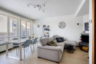 <p>Te koop: instapklaar appartement in het hart van Mechelen, op wandelafstand van winkels, scholen en openbaar vervoer.</p><p><br /></p><p>Dit instapklare appartement biedt een aangename indeling en een topligging in het hart van Mechelen. Dankzij de conforme attesten kunt u zonder zorgen intrekken. Alle dagelijkse voorzieningen, gezellige horecazaken en het openbaar vervoer bevinden zich op wandelafstand.</p><p><br /></p><p>Belangrijkste ruimtes:<br />• Inkomhal<br />• Woonkamer met veel lichtinval<br />• Keuken<br />• Twee slaapkamers, waarvan 1 met toegang tot het terras<br />• Badkamer<br />• Berging met aansluiting voor wasmachine</p><p><br /></p><p>• 2 extra bergingen bij aan te kopen voor €5.000 (2 m² en 4 m²)<br />• Binnen staanplaats bij aan te kopen voor €35.000</p><p><br /></p><p>Troeven:<br />• Instapklaar met conforme attesten<br />• Gelegen in het centrum van Mechelen</p><p><br /></p><p>Neem vandaag nog contact op met uw ERA-makelaar voor een bezoek.<br />JOUW DROOMAPPARTEMENT. ZO GEVONDEN!</p>