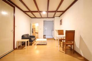 <p>Vous recherchez un bien immobilier de rendement intéressant au cœur d'Anvers ? Cette opportunité d'investissement située au 93 Lange Nieuwstraat allie un emplacement extrêmement central à des revenus locatifs immédiats.</p><p>Le bien se compose de 5 logements, tous actuellement loués, ce qui vous permet, en tant qu’investisseur, de disposer dès le premier jour d’un bien immobilier locatif entièrement loué.</p><p>Situé en plein cœur du centre-ville historique d’Anvers, à quelques pas du Meir, des commerces, des supermarchés, des restaurants, des cafés et de nombreuses autres commodités du centre-ville. La gare centrale, le quartier universitaire et divers lieux culturels se trouvent également à proximité. Grâce à l’excellente desserte par le tram et le bus, l’accessibilité constitue en outre un atout majeur.</p><p>Immeuble de rapport comprenant 5 logements<br />Les 5 logements sont actuellement loués<br />Revenus locatifs immédiats<br />Situation centrale au cœur d’Anvers<br />Tout est accessible à pied<br />Très bien desservi par les transports en commun</p><p>Une opportunité intéressante pour ceux qui recherchent un investissement générant déjà des revenus locatifs dans un emplacement particulièrement central à Anvers.</p><p>Cela vous intéresse ? N’attendez pas qu’il soit trop tard !</p>