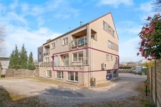 Dit appartement bevindt zich op de eerste verdieping met lift en maakt deel uit van een kleine mede-eigendom met lage gemeenschappelijke lasten.Het...