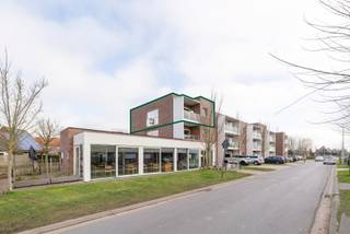 Deze ruime assistentiewoning met 2 slaapkamers en terras in een recente residentie "De Zilvertorens" is een mooie opportuniteit als investering of ideaal voor eigen bewoning te Knokke-Heist. <br /><br />Dit lichtrijke hoek appartement heeft een ruime leefruimte, ingerichte keuken, terras, berging, toilet, badkamer, 2 slaapkamers. <br /><br />Er is een volledig zorg- en dienstenpakket. Het appartement is vrijgesteld van onroerende voorheffing.<br /><br />Hoogwaardige afwerking naar een ontwerp van EL Architects. <br /><br />Bezoeken? Graag na afspraak met Avantimmo op het nummer 050 62 50 55<br /><br />Bekijk de video op www.avantimmo.be