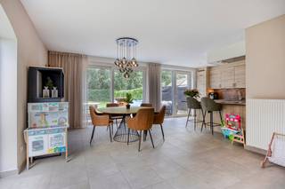 Op zoek naar een recente, energiezuinige en instapklare gezinswoning? Dan zal deze stijlvolle halfopen bebouwing uit 2017 u zeker bekoren.<br /><br />Gelegen in een doodlopende straat in Oostakker, met een park op het einde van de straat en zonder achterburen. Scholen, winkels, openbaar vervoer en belangrijke invalswegen bevinden zich vlakbij.<br /><br />Via de inkomhal met vestiaire op maat en gastentoilet bereikt u de lichtrijke leefruimte. Het open vloerplan verbindt woonkamer, eetplaats en moderne keuken tot een aangenaam geheel. Aansluitend vindt u een praktische berging en toegang tot de inpandige garage.<br /><br />Op de verdieping bevinden zich drie ruime slaapkamers, een moderne badkamer en een extra berging. De ruime zolderverdieping biedt bovendien tal van mogelijkheden voor extra slaapkamers, een bureau of hobbyruimte.<br /><br />Ook op energetisch vlak scoort deze woning uitstekend met EPC-label A, 10 zonnepanelen, airconditioning en driedubbele beglazing.<br /><br />Buiten geniet u van een ruim terras en een perceel van 412 m² met voldoende ruimte om te ontspannen, spelen of gezellig samen te zijn.<br /><br />Een ideale gezinswoning die comfort, ruimte, energiezuinigheid en een uitstekende ligging perfect combineert.<br /><br />De algemene voorwaarden van Dewaele DIY kunt u steeds raadplegen via dewaele.com.<br /><br />Bestuursmaatregelen in het maatregelenregister: nee