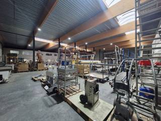 <p>Ideaal gelegen in de <strong>Hauts-Sarts</strong>-bedrijvenzone, met uitstekende zichtbaarheid en directe toegang tot de autosnelwegen. Het gebouw omvat:</p>
<h3>🏭 <strong>Magazijn – 1.910 m²</strong></h3>
<ul>
<li>
<p>Gepolierde betonvloer</p>
</li>
<li>
<p>Vrije hoogte min. 7 m</p>
</li>
<li>
<p>LED-verlichting + natuurlijk licht</p>
</li>
<li>
<p>3 gemotoriseerde sectionaalpoorten</p>
</li>
<li>
<p>Atelier</p>
</li>
<li>
<p>Driefasig 3x400V – Water</p>
</li>
</ul>
<h3>🏢 <strong>Kantoren – 440 m²</strong></h3>
<ul>
<li>
<p>2 niveaus van 220 m²</p>
</li>
<li>
<p>Tegelvloer, dubbele beglazing</p>
</li>
<li>
<p>IT-bekabeling</p>
</li>
<li>
<p>Vloerverwarming (gas)</p>
</li>
<li>
<p>Geïntegreerde verlichting</p>
</li>
<li>
<p>Kitchenette &amp; sanitair</p>
</li>
</ul>