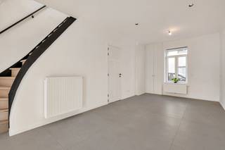 <p>FOR SALE – SINT-AMANDSBERG</p>
<p>Located at 139 Engelstraat in Sint-Amandsberg, this charming three-bedroom home offers a pleasant combination of comfort and accessibility. The property is situated close to the city centre of Ghent and within easy reach of shops, schools, public transport and major access roads.</p>
<p>Through the entrance hall, you enter the living area, which connects to the kitchen. The ground floor also features a separate toilet and a pleasant city courtyard. The property also benefits from a basement, providing useful additional storage space.</p>
<p>The first floor comprises a spacious bedroom and a bathroom. On the second floor, there are two additional bedrooms, bringing the total to three comfortable bedrooms.</p>
<p>The property is equipped with solar panels and has an EPC A energy rating, making it a particularly energy-efficient home.</p>
<p>A charming three-bedroom home with outdoor space and excellent energy performance, situated in an attractive location in Sint-Amandsberg.</p>
<p>Would you like to schedule a viewing? Contact Ilhan to arrange an appointment or for more information on 0489 27 20 72.</p>