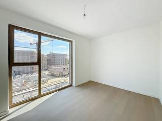 Cet appartement Ben de nouvelle construction avec 2 chambres et 2 salles de bains se trouve dans le nouveau développement des Jardins d'Eden. L'appartement est situé à proximité des commerces, des écoles, des transports en commun et de l'E19 et de l'A12.<br /><br />Disposition :<br />- hall d'entrée spacieux<br />- local technique<br />- toilettes séparées<br />- salon<br />- cuisine ouverte moderne et équipée avec îlot<br />- chambre 1 <br />- salle de bain 1 avec meuble de toilette avec double vasque et baignoire/douche<br />- chambre 2<br />- salle de bain 2 avec meuble de toilette avec lavabo et douche à l'italienne<br />- terrasse avec rangement <br /><br />Avantages supplémentaires :<br />- nouvelle construction<br />- rangement privé au sous-sol<br />- énergie verte<br />- environnement calme<br />- bon score mobile : 8,6/10<br />- un local à vélos<br /><br />Possibilité de louer une place de parking souterraine pour 100 euros par mois.<br /><br />Disponible à partir du 01/01/2027<br /><br />Les frais mensuels sont de 220€ par mois pour la commission des parties communes et la consommation de chauffage privée.<br /><br />Êtes-vous intéressé par cet appartement à louer à Wilrijk ?<br />N'hésitez pas à soumettre une demande de visite via notre site web via la barre rouge qui y est prévue.<br /><br />Vous souhaitez également vendre ou louer votre propriété ? Nous sommes heureux de pouvoir vous aider. Toujours à votre service pour répondre à toutes vos questions sur l'immobilier.