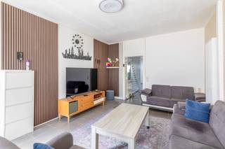 Instapklare gezinswoning op een uitstekende ligging in Temse. Deze woning combineert comfort, ruimte en een centrale locatie, ideaal voor gezinnen of koppels die op zoek zijn naar een gezellige thuis.<br /><br />Bij het binnenkomen komt u terecht in een aangename en <strong>lichtrijke leefruimte</strong> die naadloos aansluit op de open keuken. Dankzij de praktische indeling geniet u hier van een open en <strong>huiselijke sfeer</strong>. Via de keuken bereikt u het terras waar het heerlijk vertoeven is tijdens zonnige dagen.<br /><br />Verder beschikt de woning over <strong>drie slaapkamers</strong> en een verzorgde badkamer, wat zorgt voor voldoende ruimte en comfort voor het hele gezin.<br /><br />De woning is<strong> gunstig gelegen</strong> in Temse, op korte afstand van winkels, scholen, openbaar vervoer en belangrijke invalswegen. Bovendien bevindt u zich vlakbij het centrum en geniet u van een vlotte verbinding richting Sint-Niklaas en Antwerpen. Ook wandel- en fietsliefhebbers kunnen genieten van de nabijheid van de Schelde.<br /><br />Wenst u deze woning graag te bezichtigen? Neem dan contact op via het nummer 03 502 98 74 of mail naar emily@claves.be.<br /><br /><span>(stedenbouw in aanvraag)</span>