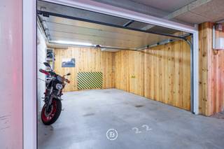 Centraal in Wemmel bevindt zich deze ruime garagebox. De garage is uitgerust met verlichting en elektriciteit en biedt een praktische en veilige oplossing voor het stallen van een wagen of extra opslagruimte.<br /><br />Wemmel combineert een rustige woonomgeving met een uitstekende bereikbaarheid. Dankzij de ligging nabij Brussel, de Ring, winkels, scholen en openbaar vervoer zijn alle dagelijkse voorzieningen vlot bereikbaar.