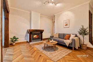 JOURNÉE DE DÉCOUVERTE : samedi 10 octobre, de 13 h à 14 h.Soyez les premiers à découvrir ce bien immobilier !www.kruisstraat120.beBienvenue dans cette spacieuse maison située au cœur de Renaix, un endroit idéal pour les familles à la recherche d’espace et de confort. Avec ses 4 chambres, cette maison offre suffisamment d’espace pour toute la famille.Dès votre arrivée, vous êtes accueillis par un charmant hall d'entrée orné d'un carrelage classique noir et blanc, qui apporte une touche d'élégance.Le spacieux salon est idéal pour se détendre, avec sa cheminée chaleureuse et une agréable ouverture sur la salle à manger, parfaite pour passer d’agréables soirées en famille.La cuisine est pratique et bien équipée, prête à accueillir toutes vos aventures culinaires.La salle de bains est moderne et dotée de tout le confort nécessaire.Les chambres sont lumineuses et spacieuses, chacune dotée d’un caractère unique et offrant suffisamment d’espace pour une décoration personnalisée.À l’extérieur, vous trouverez un charmant jardin, suffisamment grand pour des activités en plein air et peut-être même pour votre propre potager dans la véranda. Bien qu’il n’y ait pas de garage, l’emplacement offre suffisamment de possibilités de stationnement à proximité.Située dans un quartier animé de Ronse, cette maison offre un accès facile aux commerces, aux écoles et aux transports en commun, ce qui en fait un choix idéal pour les familles souhaitant allier la commodité de la vie urbaine à la tranquillité de la vie à la maison.Découvrez par vous-même les possibilités qu’offre cette maison et faites-en votre nouveau chez-vous !