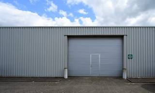 Magazijn 33 situeert zich op het bedrijventerrein in Malle aan Delften 23 langs de Zoerselbaan (provincie Antwerpen); de verbindingsweg tussen...