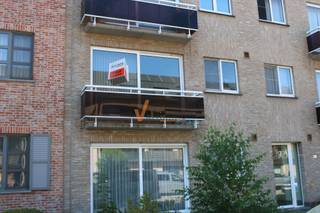 <p><span>Appartement te huur Neerhoeve 28, Schoten</span></p><p><span>Ruim en verzorgd appartement gelegen op een rustige locatie in Schoten. </span></p><p><span>Het appartement beschikt over een ruime woonkamer met balkon en een keuken met oven en gasfornuis. </span></p><p><span>Verder zijn er twee slaapkamers waarvan één met balkon. </span></p><p><span>De badkamer is voorzien van een ligbaddouche en dubbele lavabo. </span></p><p><span>Daarnaast is er een apart toilet, een ruime berging en een aparte garage.</span></p><p><span> </span></p><p><span>Het appartement heeft een gunstig EPC van </span><span>103 kWh/m²/jaar (label B)</span><span>.</span></p><p><span>De maandelijkse gemeenschappelijke kosten bedragen </span><span>80 euro</span><span> en omvatten de syndicus, het water en de elektriciteit van de gemeenschappelijke delen en de garage.</span></p><p><span> </span></p><p><span>Interesse?</span><span><br />Contacteer Verlimmo voor meer informatie of een bezoek ter plaatse.</span></p><p><span>03/658.95.58<br /><span>info@verlimmo.be</span></span></p><p><span> </span></p><p><span> </span></p>