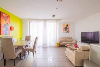 AANGENAAM APPARTEMENT MET BALKON IN SINT-JANS-MOLENBEEKWelkom in dit ruim en modern ingerichte appartement van 79m² gelegen in Sint-Jans-Molenbeek. Het appartement is als volgt ingedeeld: Hall, leefruimte, badkamer, toilet, berging en twee slaapkamers. Dankzij de ruime leefruimte met open keuken, hoeft u geen seconde te verliezen van het gezinsleven, en dankzij de grote ramen komt er overvloedig daglicht binnen. De ruime badkamer biedt alles wat u nodig heeft voor comfortabel te wonen. Achteraan het appartement bevinden zich twee slaapkamers, waar u in alle rust kan slapen. Tot slot kan u een staanplaats aankopen voor 19.000€. Mis deze kans niet, en neem vandaag nog contact op.