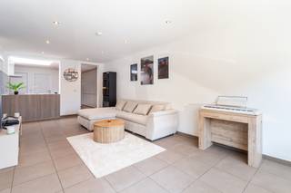 Vous cherchez un appartement moderne, entièrement rénové, offrant beaucoup d’espace et un jardin ensoleillé ? Cet appartement de 108 m² habitables...