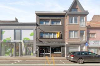 Deze eigendom is uitstekend gelegen in het centrum van Waregem, op een absolute toplocatie.Het pand bestaat uit een commerciële ruimte die volledig...