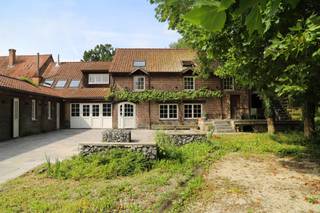 Zeer mooi authentiek pand te koop in Overboelare<br /><br />Dit karaktervolle pand biedt tal van mogelijkheden en is momenteel ingericht als bar- of restaurantruimte, inclusief een keuken, een bijkeuken, een aparte kamer of bureel en een sfeervolle mezzanine. <br />Er kan van het hoofdgebouw een heel ruime woonst gemaakt worden en de nodige aanpassingen kunnen worden voorzien om voldoende slaapkamers en sanitair te creëren.<br />De woning beschikt over een grote tuin, een tennisveld, een vijver, een ruim terras en voldoende parkeergelegenheid.<br />Het aanpalende bijgebouw biedt extra ruimte en kan perfect dienen als opslagplaats, doucheruimte, fitnessruimte of voor andere doeleinden, afhankelijk van uw noden.<br />Op de bovenverdieping zijn er twee kamers, een badkamer en een terras. .<br />Het geheel is gelegen op een perceel van maar liefst 5.779 m², met een bebouwde oppervlakte van 1.050 m². <br />Het RUP heeft voor het hoofgebouw een woonbestemming en de gronden achterin (met het tennisveld) staan op recreatiegrond.<br />De eigenaar gaat nog de tuin opkuisen en opfrissen. Deze tuin geeft uit op een open landbouwvlakte waar u in alle rust kan genieten.<br />Er is nog wel interieurrnovatie te voorzien maar anders is de structuur, het dak en de electriciteit in orde en kan u mits verbeteringswerken van dit pareltje een fantastische woning maken.<br /><br />Voor meer informatie: bel 09 230 30 71 of mail naar office@save-invest.be