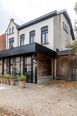 Welkom in deze prachtige, volledig gerenoveerde eigendom te Watervliet.Dit karaktervolle pand, opgetrokken in 1907, biedt een veelzijdige invulling...