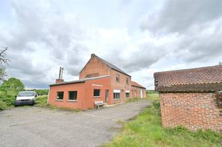 <p>Sur un terrain exceptionnel de 4 hectares 63 sont 90 centiares, vous trouverez cette authentique ferme avec grange, écuries et plusieurs dépendances, entièrement entourée de vastes champs. Une opportunité rare pour ceux qui recherchent l'espace, la tranquillité et une propriété avec de nombreuses possibilités dans un cadre rural.</p><p>La ferme comprend au rez-de-chaussée un hall d'entrée, un salon, une cuisine avec vue sur les terres environnantes, une buanderie avec salle de douche, un deuxième espace de vie avec salle à manger, des toilettes pour invités et une pièce intermédiaire entre le salon et les écuries. Il y a également une écurie spacieuse, une grande grange, une deuxième écurie plus petite et plusieurs pièces de rangement. Au premier étage, il y a quatre chambres et une salle de nuit. En outre, la propriété dispose d'un grenier de stockage et d'une cave de stockage limitée.</p><p>La propriété a besoin d'une rénovation complète, mais elle offre un énorme potentiel pour créer une ferme résidentielle rurale unique selon vos propres goûts et besoins. Grâce à son caractère zoné, les droits de base zonés s'appliquent, ce qui signifie que, sous réserve des autorisations nécessaires, la propriété peut être transformée, reconstruite ou agrandie jusqu'à un volume habitable maximum de 1 000 m³.</p><p>Une obligation de rénovation s'applique étant donné le label EPC F.</p><p>Venez bientôt découvrir ce bien avec nous. Contactez Dupont Vastgoed - Jonas Knaepen au 0471 91 88 46 pour une visite sur place.</p>
