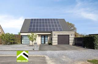 Rustig wonen in een doodlopend straatje? De woning is van 2004 en heeft een mooie volledig omheinde rustige tuin rondom. Toch ben je vlak bij Maastricht en de E313. <br /><br />INDELING: <br />x inkomhal met gastentoilet, vestiaire en trap naar de verdieping; <br />x ruime woonkamer in L-vorm met veel natuurlijke lichtinval; <br />x open doorgang naar de ruime keuken, grote ramen naar de tuin zorgen ook hier voor aangename lichtinval en zicht op terras en tuin; <br />x toegang tot de garage en de kelder; <br />x de garage is volledig betegeld, voorzien van een automatisch poort, aansluitingen voor wasmachine en er is een laadpaal voor de wagen geïnstalleerd; <br />- de woning heeft deels kelder. <br /><br />Verdieping: <br />x vier mooie slaapkamers met grote ramen; <br />x badkamer met bad, douche, lavabo en toilet.<br /><br />Mooi terras achter de woning met zonnetent; de tuin is verzorgd aangelegd met fruitbomen en kruiden, volledig omheind.<br /><br />Technieken & comfort:<br />x Zonnepanelen 7.800Wp + groenestroomcertificaten 250 EUR; <br />x Verwarming Buderus + nieuwe boiler 12/2025; <br />x Regenwaterput 6.000L, aangesloten op toilet + buitenkraan. <br />x Waterverzachter. <br />x Beveiliging: alarm met bewegingssensoren en extra beveiliging op garagepoort en -deur. <br /><br />Ligging: <br />Zeer rustig, nabij school en voorzieningen. Vlotte verbinding naar Maastricht en E313.<br /><br />INTERESSE? Maak dan telefonisch een afspraak voor bezichtiging op het nummer 012 23 00 23 of mail uw vragen aan roland@immo-leroi.be.