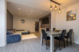 In een aangename straat, op wandelafstand van het centrum van Eeklo, bevindt zich deze instapklare woning met 4 slaapkamers. De woning combineert...