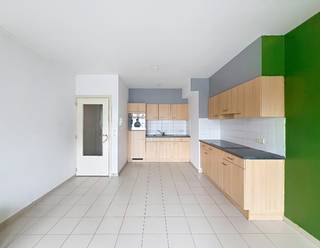 🔑 Indeling:🚪 Inkomhal🛋️ Lichtrijke woonkamer met open keuken🍳 Keuken met ingebouwde toestellen🚽 Apart toilet🛏️ 2 slaapkamers📦 Handige...