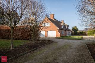 Ruime villa naar de hand van architect Jacques Viérin, bestaande uit inkomhal, living met open haard en parket, eetplaats, keuken, wasplaats,...