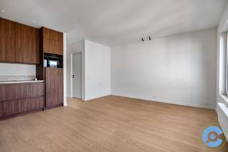 Op zoek naar een fantastische en centraal gelegen woonbuurt? Search no more!<br /><br />Dit heerlijk appartement maakt deel uit van een kleinschalige residentie die zonet volledig gerenoveerd werd, gelegen in de Vrijheidsstraat 13, een TOP-locatie midden in hartje van het hippe Zuid.<br /><br />Om de hoek van de levendige Marnixplaats met al zijn leuke restaurants en barretjes. Op wandelafstand van het KMSKA, het Zuidpark, ... en zoveel meer. Maar ook vlakbij het bruisende stadscentrum en verschillende toegangswegen.<br /><br />Het appartement, gelegen op de hoogste verdieping, bestaat uit een lichtrijke woonkamer met open, high-end geïnstalleerde keuken, voorzien van alle comfort.<br /><br />Aan de rustige achterzijde van het appartement ligt de slaapkamer met ingemaakte dressingkasten en klein terrasje. Via de nachthal heb je toegang tot de hypermoderne badkamer, het apart toilet en aparte berging met aansluiting voor wasmachine en droogkast.<br /><br />Ook leuke extra beschikt dit appartement over een leuk, zonovergoten dakterras.<br /><br />Verder is er in het gebouw nog een kelder en een fietsenberging.<br /><br />Troeven: volledig gerenoveerd van A tot Z volgens de regels van de kunst, conforme elektrische installatie, gunstig EPC, TOP-locatie, ...<br /><br />Heb je na het bekijken van de virtuele tour nog vragen? Of breng je graag een bezoek ter plaatse? Bel Dries op 0470/10 72 17<br />