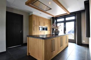 Deze recente woning biedt enorm veel ruimte en is heerlijk rustig gelegen met een fantastisch uitzicht over de velden. Hou je van natuur? Dan is deze ligging ideaal voor jou!<br /><br />Indeling:<br /><br />Gelijkvloers:<br />De achterinkom is gelegen aan de zijkant van de woning. Hier is een apart toilet en ruime wasplaats met douche. De keuken is voorzien van een granieten werkblad en is luxueus ingericht met een inductievuur met 6 kookzones, vaatwasser, koelkast, combi-oven, combi-stoomoven en een cooker. De leefruimte is open waardoor de keuken, eetkamer en woonkamer naadloos in elkaar doorlopen. Vanuit de woonkamer heb je een prachtig eindeloos zicht op de tuin en velden.<br />Verder is er op het gelijkvloers nog een ruimte die kan dienen als bureau, een kelderruimte om wat voorraad te stockeren, een 2de apart toilet in de grote inkomhal en een vestiaire.<br /><br />Verdieping:<br />De masterbedroom is extra ruim en uiterst gezellig door het hoge plafond en de schuine wanden. De 2de slaapkamer heeft aansluitend een dressing/bergruimte. Verder zijn er nog 2 slaapkamers, een kleine bergruimte, apart toilet en een badkamer met ligbad, dubbele wastafel en inloopdouche. <br /><br />Zolder:<br />Via een vaste trap bereik je de gigantische zolderverdieping. Deze kan je gebruiken als hobbyruimte/extra slaapkamer/bureau/...<br /><br />Tuin:<br />Fantastische zuidwest tuin met groot terras en magnifiek uitzicht over de velden. Heerlijk vertoeven hier!<br /><br />Bijzonderheden:<br />- Vloerverwarming over de ganse woning<br />- Warmtepomp<br />- zonnepanelen<br />- Landelijke ligging<br />- Beschikbaar in overleg<br />- Gordijnen + verlichting aanwezig