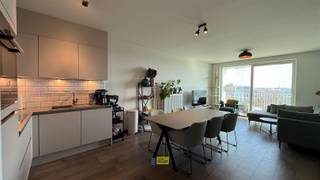 <p>MODERN APPARTEMENT MET PANORAMISCH UITZICHT IN ANTWERPEN</p><p>Dit stijlvolle appartement van 77m² bevindt zich in een modern gebouw in Antwerpen en biedt alles wat u nodig heeft voor comfortabel stadswonen. Het pand is gelegen in een recent nieuwbouwcomplex met een uitstekende ligging.</p><p>Het appartement bestaat uit twee slaapkamers, een volledig uitgeruste badkamer en een open leefruimte met keuken. De wooneenheid beschikt over een moderne keuken met voldoende kasten en ingebouwde elektrische apparatuur. De open indeling creëert een naadloze flow tussen de keuken, eet- en woonruimte.</p><p>Een groot hoogtepunt van dit appartement is het panoramisch uitzicht over Antwerpen. Het grote raam trekt veel natuurlijk licht naar binnen en biedt expansieve stadsperspectieven. Het terras is een extra bonus, ideaal om van het uitzicht te genieten en te ontspannen in alle seizoenen.</p><p>De badkamer is modern afgewerkt met witte tegels, een bad met douche en een wastafel met opbergruimte. Verder is er een aparte wasberging voorzien.</p><p>Het gebouw zelf biedt gemeenschappelijke faciliteiten en bevindt zich op loopafstand van voorzieningen, openbaar vervoer en de aantrekkingen van Antwerpen.</p><p>Ondergrondse staanplaats verplicht mee aan te kopen aan €20.000, kelderberging incl. de prijs.</p><p>Dit appartement is perfect voor starters, professionals of iedereen die van stadsleven houdt zonder in te boeten op comfort en moderne voorzieningen.</p><p>Benieuwd? Maak snel uw afspaark op www.immodelaet.be of op 036440088<br /> </p>