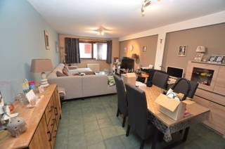 Appartement gelegen op de eerste verdiep met groot terras en garagebox. <br /><br />Indeling<br /><br />Inkomhall, afzonderlijk toilet, woonkamer, open keuken, berging met wasplaats, 2 slaapkamers, groot terras (42m²), badkamer met ligbad, garagebox (5,5m x 2,70m). Accumulatie<br /><br />Vrij: 01/04/2026<br />Huurprijs: 800 euro/maand<br />Charges: 50 euro/maand<br />3 maanden huurwaarborg.