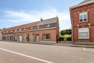 <span><span>Welkom in het rustige <strong>Voormezele</strong>. Deze charmante deelgemeente van Ieper kenmerkt zich door de <strong>groene omgeving en stilte</strong> eigen aan het platteland. De woning, gelegen in Voormezele Dorp 50, werd door de huidige eigenaars <strong>stevig onder handen genomen</strong> en verkeert in een <strong>uitmuntende staat</strong>. Het eigendom geniet van alle privacy, is <strong>volledig instapklaar</strong> en werd voorzien van alle hedendaags comfort.<br />De woning ligt bovendien op een boogscheut van het <strong>centrum van Ieper</strong>. Hier vindt u heel wat handels- en horecazaken en een ruime diversiteit aan supermarkten.<br /><br /><strong><em><u>Indeling:</u></em></strong><br />We betreden de woning via de inkomhal met aparte (fietsen)berging en gastentoilet. De <strong>woonkamer met open keuken</strong> vormt één mooi geheel op het gelijkvloers.<br />Op de eerste verdieping vinden we de <strong>recente badkamer</strong> met inloopdouche en dubbele wastafel. Daarnaast zijn hier ook <strong>drie volwaardige slaapkamers</strong>.<br />Buiten heeft u ten slotte een <strong>gezellig terras met tuin</strong> en een tuinhuis.<br /><br /><strong><em><u>Wat maakt dit eigendom uniek?</u></em></strong></span></span>
<ul>
	<li><span><span><strong>Rustige ligging</strong> en toch dicht bij Ieper centrum;</span></span></li>
	<li><span><span>Volledig <strong>gerenoveerd</strong> met nieuwe keuken en nieuwe badkamer;</span></span>
	<ul>
		<li><span><span>Centrale verwarming met condensatieketel op aardgas </span></span></li>
		<li><span><span>Geïsoleerde woning</span></span></li>
		<li><span><span>Dubbele beglazing</span></span></li>
		<li><span><span>EPC-label B</span></span></li>
		<li><span><span>Zonnepanelen</span></span></li>
		<li><span><span>Laag kadastraal inkomen van 213 €</span></span></li>
		<li><span><span>Elektriciteit volledig nieuw en conform</span></span></li>
		<li><span><span>Ventilatiesysteem</span></span></li>
		<li><span><span>Geschilderd</span></span></li>
	</ul>
	</li>
	<li><span><span>3 volwaardige slaapkamers;</span></span></li>
	<li><span><span>Gezellige <strong>tuin met terras</strong>;</span></span></li>
	<li><span><span>Volledig <strong>instapklare woning;</strong></span></span></li>
	<li><span><span>Ideale starterswoning of als investering.</span></span></li>
</ul>
<span><span><u><em><strong>Indeling</strong></em></u><br /><strong>Gelijkvloers</strong></span></span>

<ul>
	<li><span><span>Inkomhal</span></span></li>
	<li><span><span>Berging/fietsenberging</span></span></li>
	<li><span><span>Toilet</span></span></li>
	<li><span><span>Lichtrijke leefruimte met zicht op de tuin</span></span></li>
	<li><span><span>Keuken</span></span></li>
</ul>
<span><span> <strong>1ste verdieping</strong></span></span>

<ul>
	<li><span><span>3 ruime slaapkamers</span></span></li>
	<li><span><span>Badkamer met inloopdouche en dubbele lavabo en toilet</span></span></li>
</ul>
<span><span> <strong>Zolderverdieping</strong></span></span>

<ul>
	<li><span><span>Bergruimte (mogelijkheid tot extra slaapkamer) en technieken</span></span></li>
</ul>
<span><span>Contacteer ons nu op het nummer <strong>051 501 151</strong> of mail naar <strong>info@diksimmo.be</strong> voor meer info en een bezoek ter plaatse.</span></span>