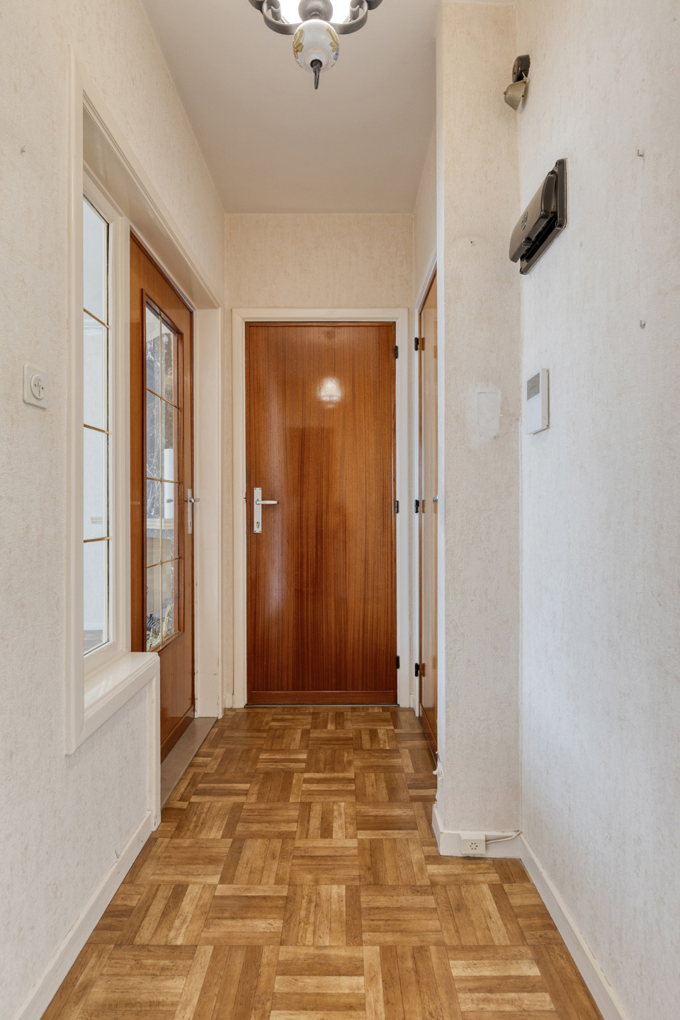 Te moderniseren bel-etage met oprit, garage en tuin. - foto 3