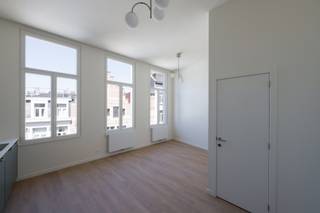 Stijlvol gerenoveerd 1-slaapkamerappartement in het hart van Antwerpen<br /><br />Ontdek dit prachtig gerenoveerde 1-slaapkamerappartement op een toplocatie in het centrum van Antwerpen, op wandelafstand van de Scheldekaaien en de gezellige Kloosterstraat.<br /><br />Het appartement combineert authentieke charme met hedendaags comfort. De hoge plafonds en grote raampartijen zorgen voor een uitzonderlijke lichtinval en een ruimtelijk gevoel doorheen de volledige woonst. De recente renovatie werd uitgevoerd met oog voor detail en kwalitatieve afwerking.<br /><br />De lichtrijke leefruimte sluit aan op de moderne keuken. Verder nog 1 ruime slaapkamer en douchekamer.<br /><br />Dankzij de centrale ligging bevinden trendy boetieks, restaurants, galerijen en openbaar vervoer zich vlakbij, terwijl de Scheldekaaien zorgen voor ontspanning en een unieke stadsbeleving.<br /><br />Een instapklaar appartement met karakter, licht en een absolute topligging in Antwerpen.