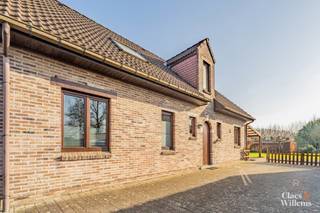 Halfopen woning met EPC-label C, gelegen in een rustige doodlopende straat in het hart van Merchtem, combineert comfort met een ideale ligging...