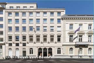 Verschillende kantoorruimtes te huur, volledig gerenoveerd in een mooi gebouw gelegen tussen de Botanique en het Warande park. Gemakkelijk bereikbaar met het openbaar vervoer alsook met de wagen. Dichtbij de stadskern van Brussel en horeca.<br />Oppervlake: 634 m².<br />Parking beschikbaar: €1.800/plaats/jaar<br /><br />