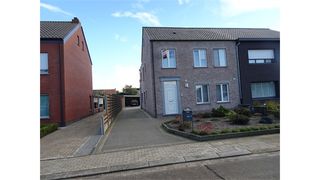 Een ruim duplex appartement bestaande uit een woonkamer met open keuken, 2 slaapkamers, badkamer met douche en lavabo in meubel,...