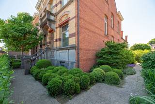 Uniek en imposant, halfvrijstaand herenhuis in eclectische stijl, gelegen in het centrum van Turnhout. De burgerwoning werd in 1905 opgetrokken...