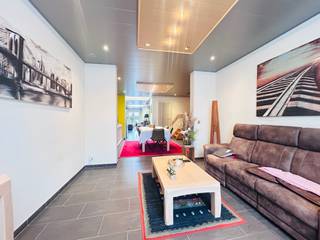 <strong>Wervik - Instapklare woning met dubbele garage en zuid gerichte tuin.</strong><br /><br /><strong>Indeling:</strong><br /><u>Gelijkvloers:</u> inkom, open keuken met marmer, badkamer en wasplaats<br /><u>1ste verdieping:</u> 2 slaapkamers en badkamer<br /><u>2de verdieping:</u> 1 open ruimte (kan gebruikt worden als derde slaapkamer)<br /><br /><strong>Troeven:</strong><br />+ Zeer ruime garage (auto's achter elkaar)<br />+ Automatische rolluiken<br />+ Airco beneden en slaapkamer 1ste verdiep<br />+ Vliegramen<br />+ Zonnepanelen 14 stuks<br />+ Nog tot 2031 certificaten t270 euro per 1000 kWh<br />+ Batterij (2x5kWh)